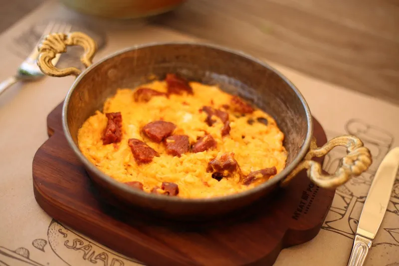 Sahanda Sucuklu Yumurta